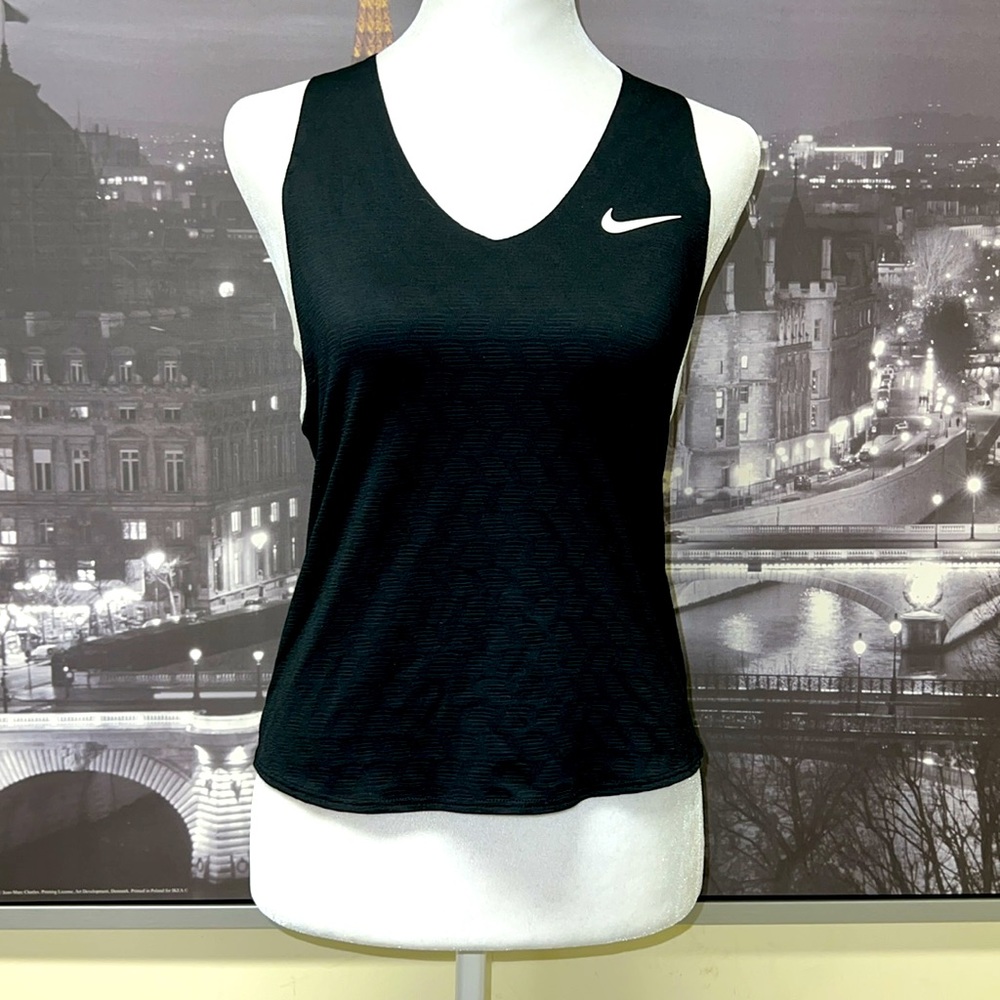 NIKE SPORTS TOP IN BLACK AND WHITE